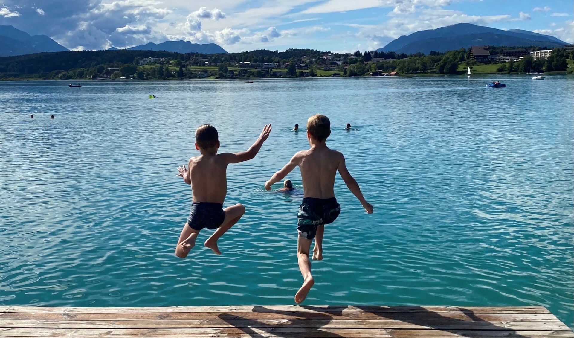 Siem en Jort springen in de Faaker See, Oostenrijk. Yvonne van Roosmalen