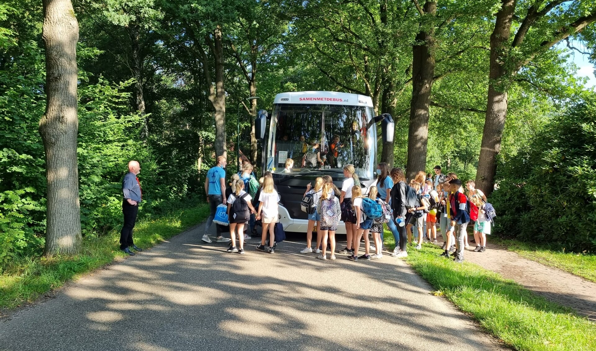 Meerdere bussen kwamen de kids oppikken
