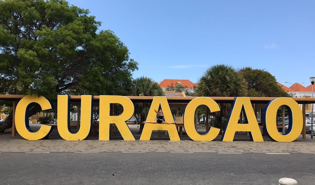 Summer springt een gat in de lucht in Curacao.