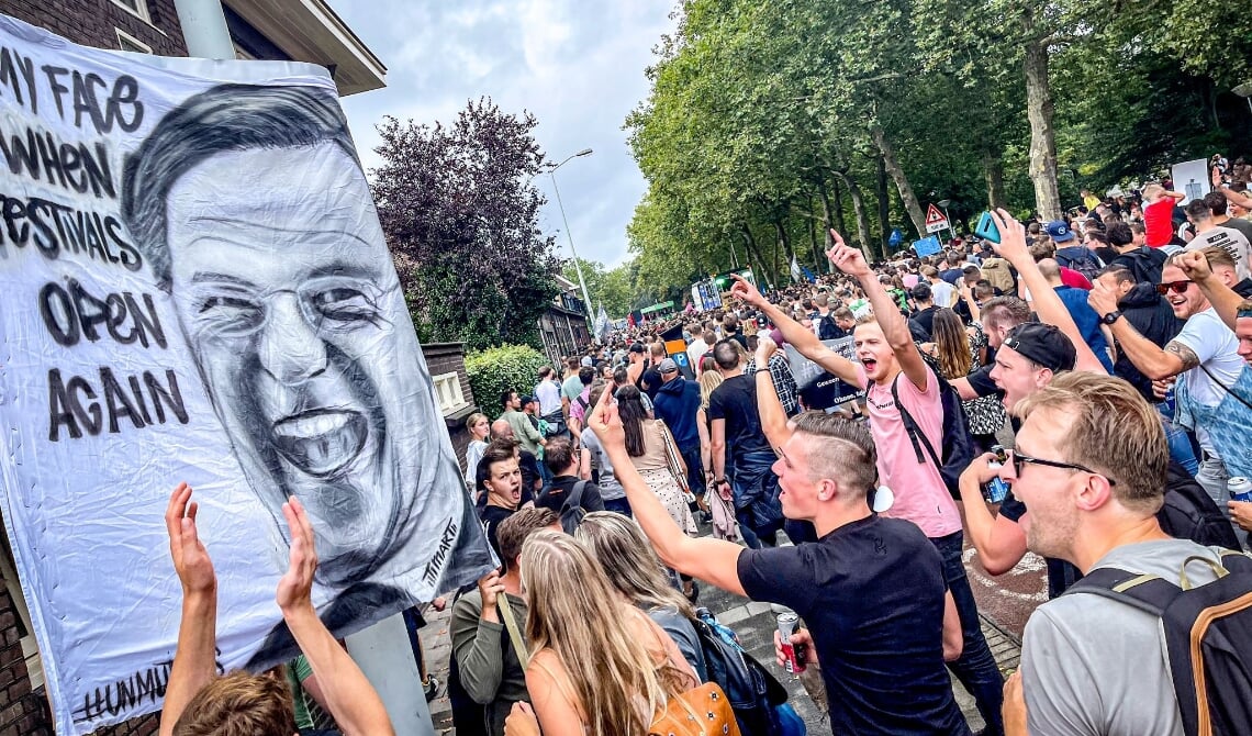 <p>Een ludiek protestbord richting de premier.</p>