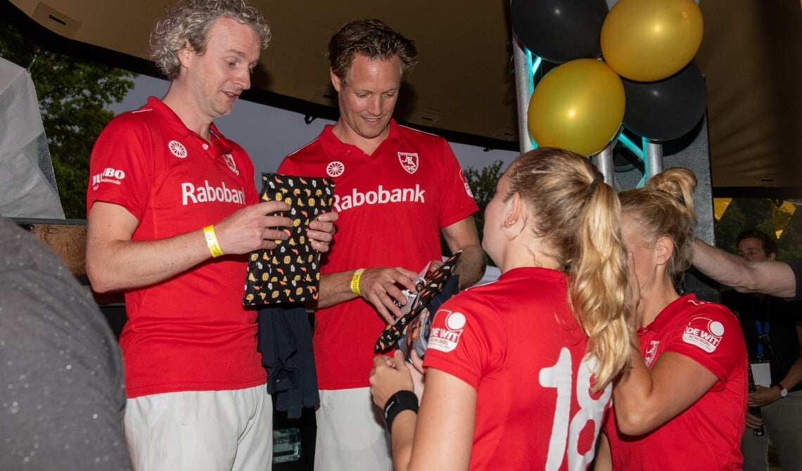 <p>Thomas (l) en Willem kregen ook cadeaus. </p>