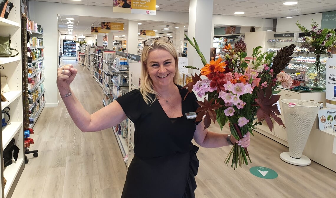 <p>Annemiek viert het met bloemen!</p>