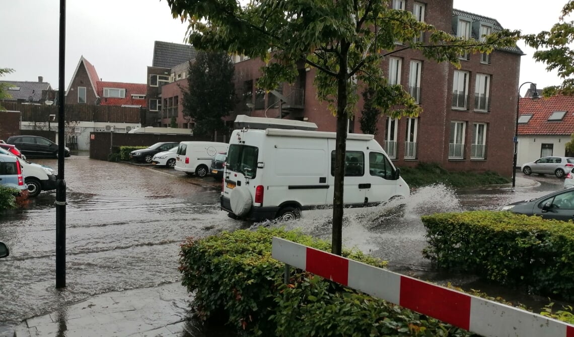 <p>Flink veel water aan de Deken van Erpstraat</p>