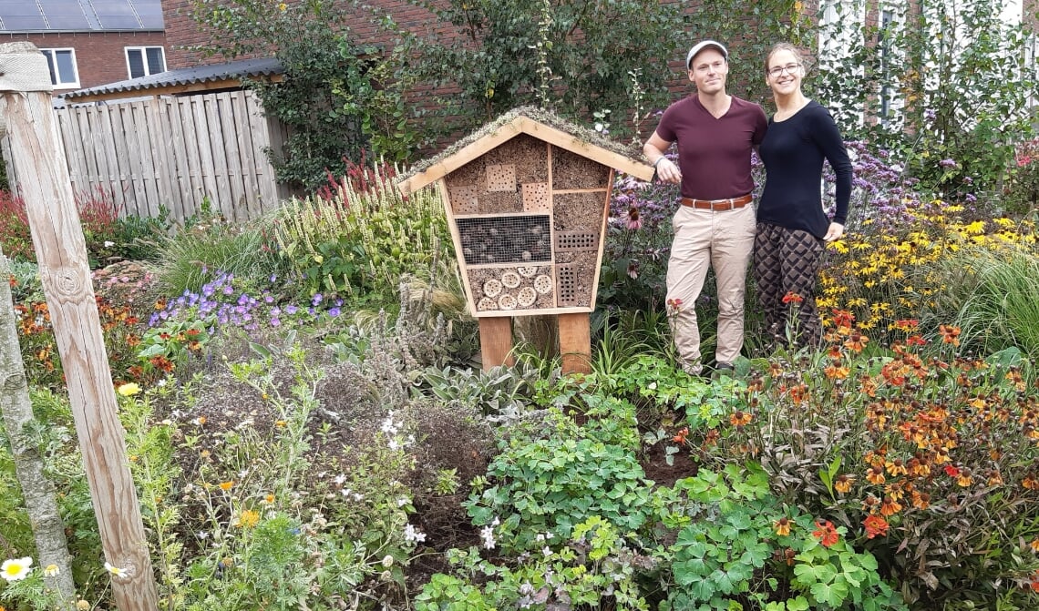 <p>Marvin en Rosanne bij de door hen ontworpen insectenhotel.</p>