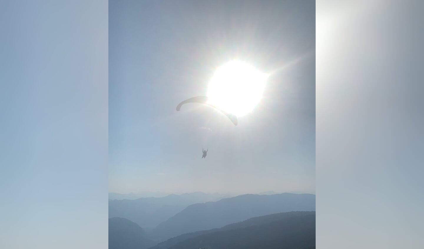 Cas (10) bij zonsondergang aan het paragliden in Oostenrijk.
