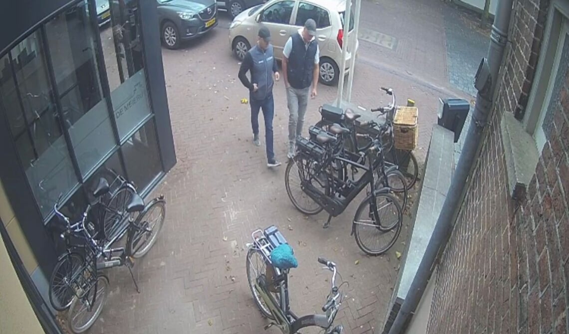 <p>Deze man werden deze mannen nog 'betrapt'.</p>