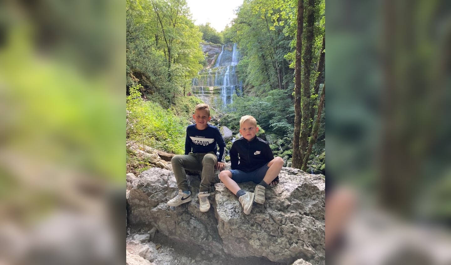 Joey en Jens bij de watervallen van Herisson, Menetrux-en-Joux, Frankrijk