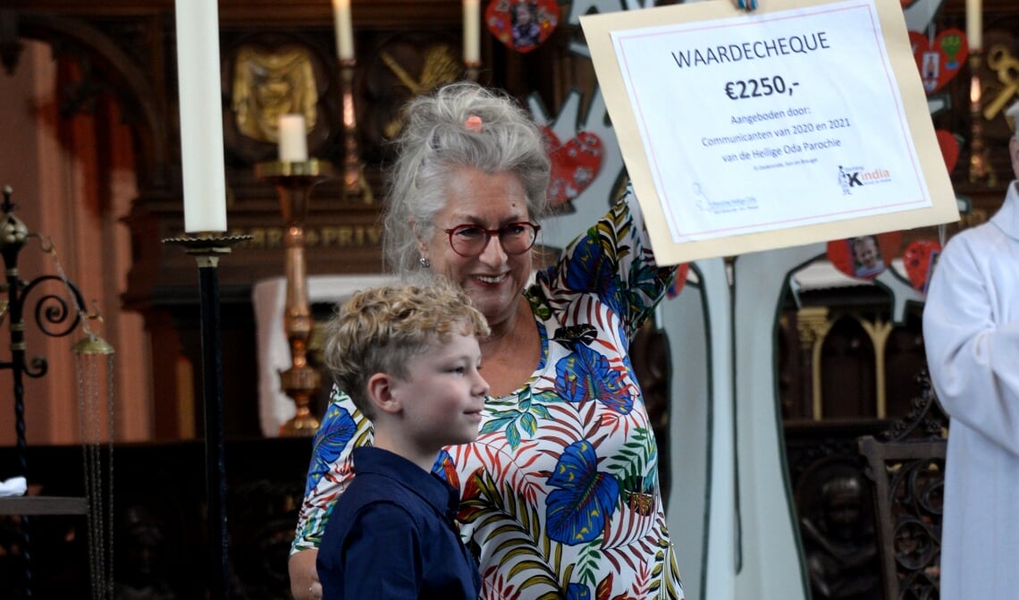 <p>Nettie Cleutjens ontvangt de cheque</p>
