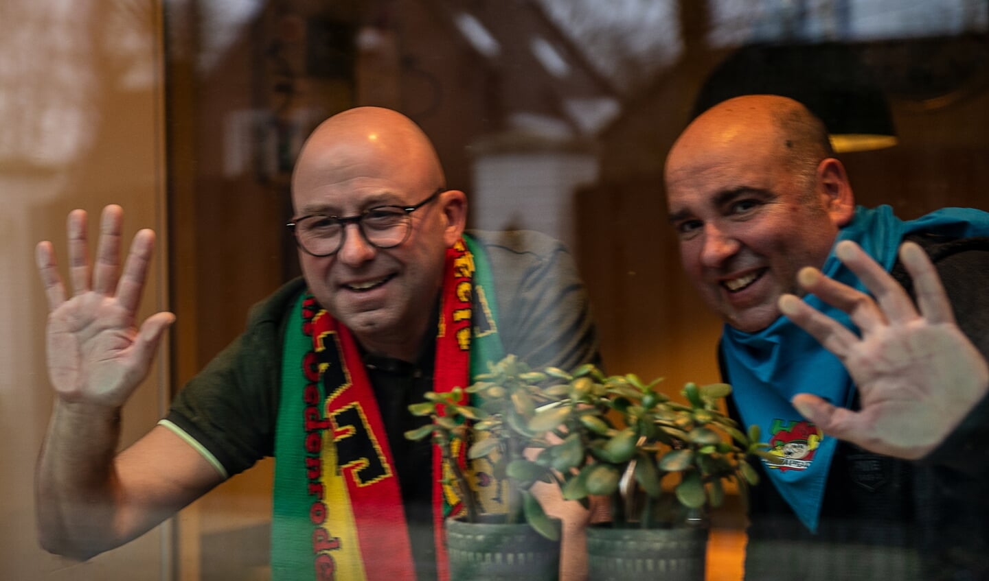 Frank en Carlo (r) zijn alvast achter het glas aan het oefenen.