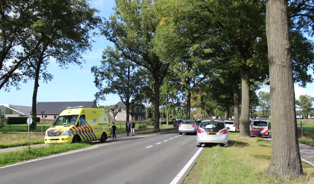 Twee personenauto's komen met elkaar in botsing op de Schijndelseweg.