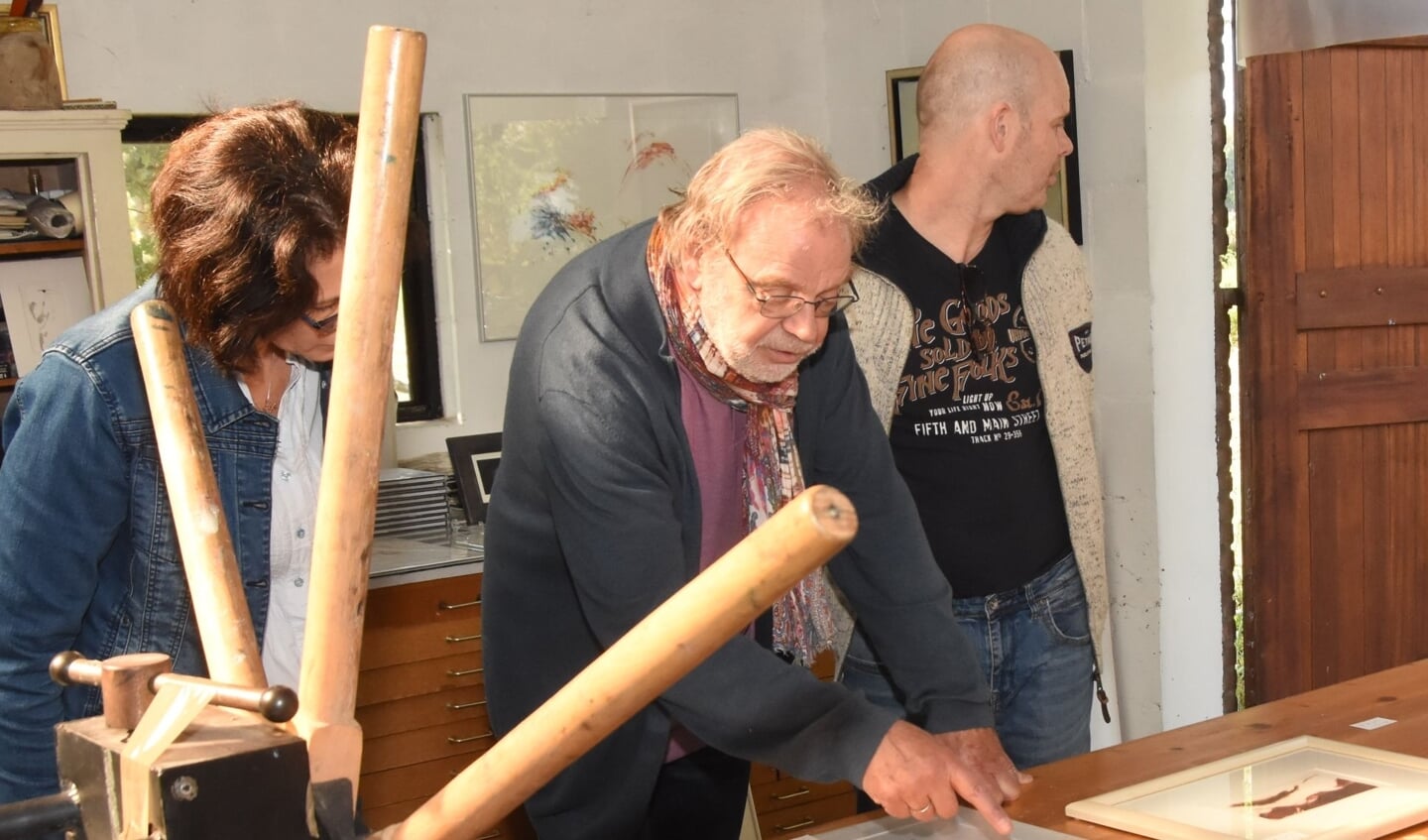 Adri Frigge tijdens een open dag in zijn atelier in september 2020