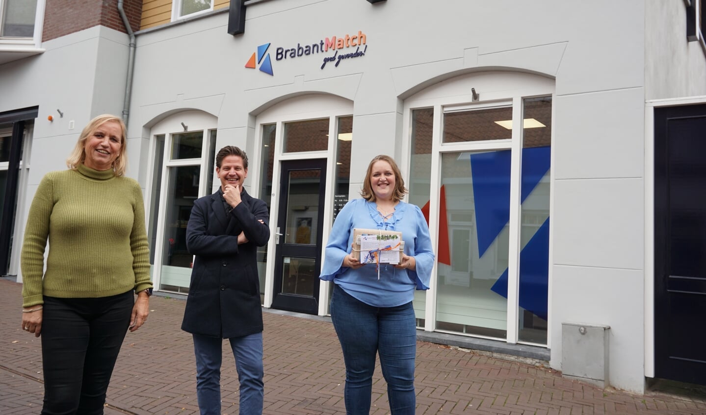 v.l.n.r.: Désirée Nielen, Piet-Hein Michels en Myrthe Bongers met het verrassingspakketje.
