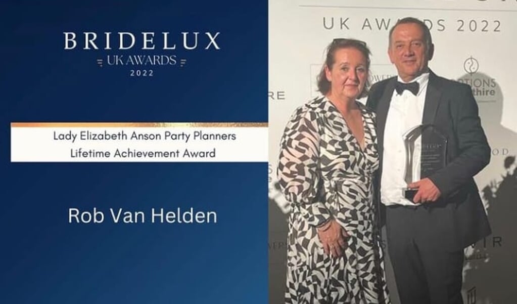 Rob van Helden met de award en aan zijn zijde zus Patrice Van Helden - Oakes.