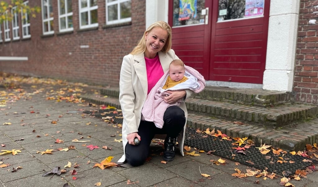 Samen met haar dochter Suus ging Neeltje weer een potje knikkeren op het schoolplein van basisschool Eerschot