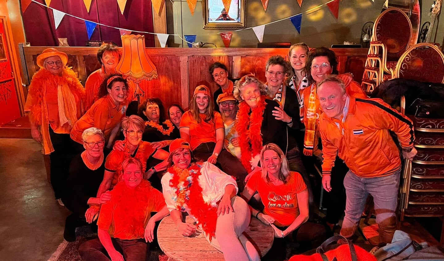 Femke van Hout keek samen met het koor waarin ze ingt op een groot scherm naar de wedstrijd. In de rust en na afloop zong het koor voor Oranje.