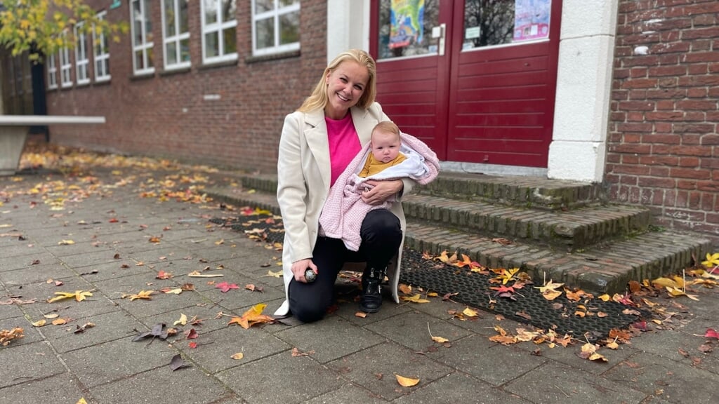 Samen met haar dochter Suus ging Neeltje weer een potje knikkeren op het schoolplein van basisschool Eerschot