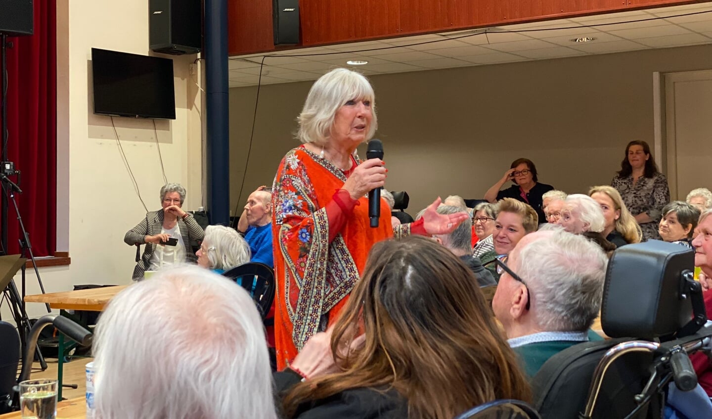 Willeke Alberti is aan het zingen in Odendael