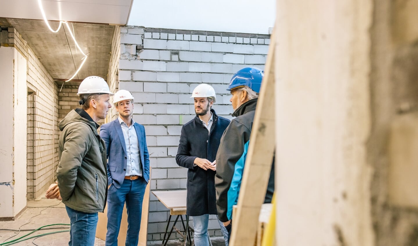 v.l.n.r.: Wilbur van Hamond neemt Mark Wonders, Rik Campagne en Simon Passier mee door het pand aan de Kortestraat in Sint-Oedenrode.
