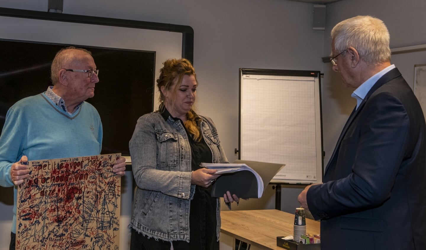 De handtekeningen werden overhandigd aan wethouder Van Burgsteden en burgemeester Van Rooij.