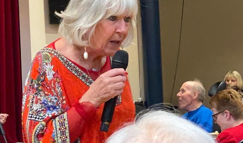 Willeke Alberti is aan het zingen in Odendael