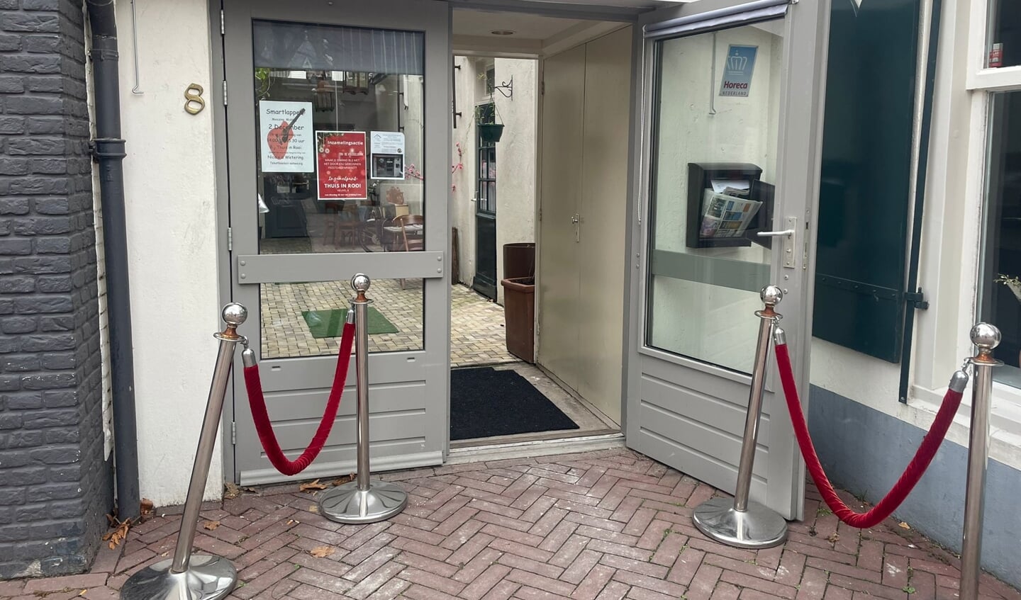 De ingang van Thuis in Rooi
