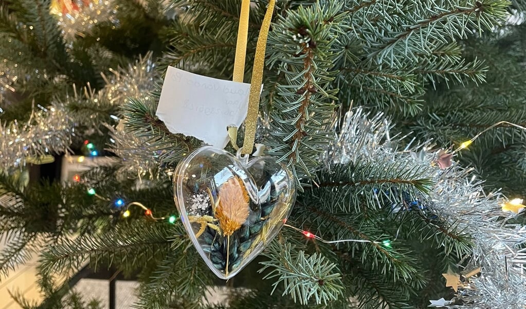 De eerste zelfgemaakte kerstbal hangt al in de boom.
