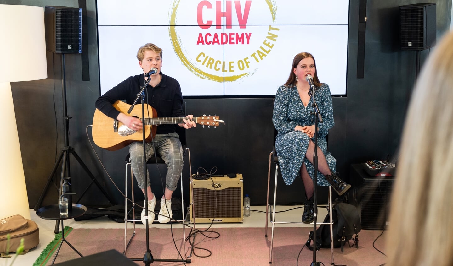 De twee muzikale talenten, Willem Bennenbroek en Rosa van Geffen, traden op tijdens de feestelijke partnermeeting van CHV Academy, Circle of Talent.