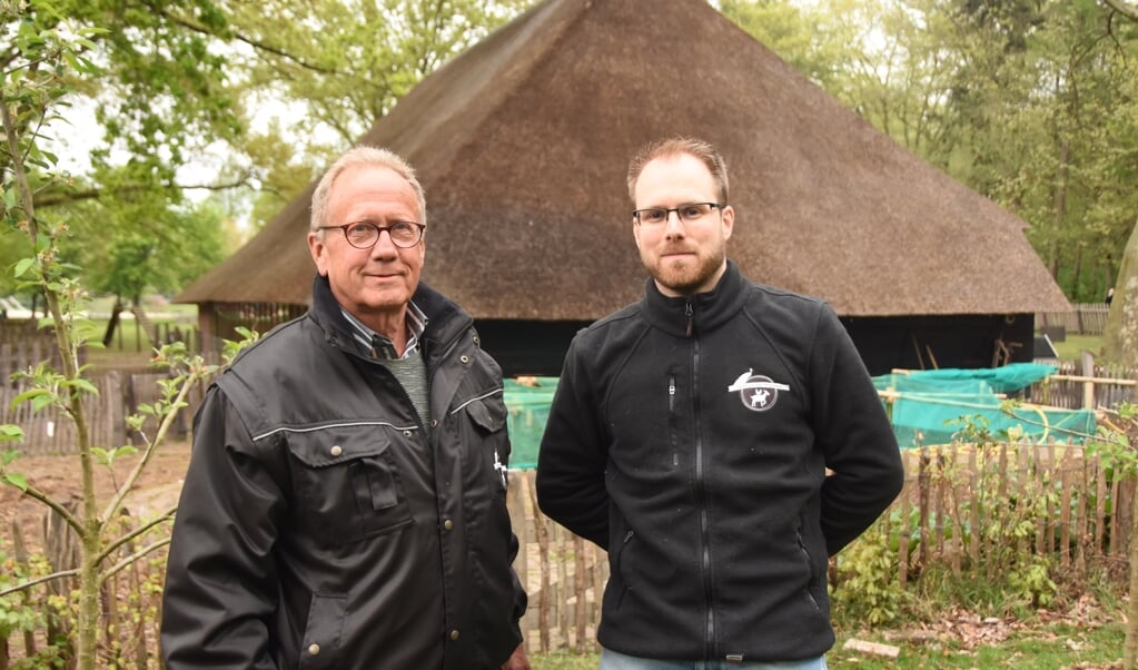 Bas Welten (r) en Rob Kamp zijn twee trotse vrijwilligers bij Kinderboerderij Kienehoeve
