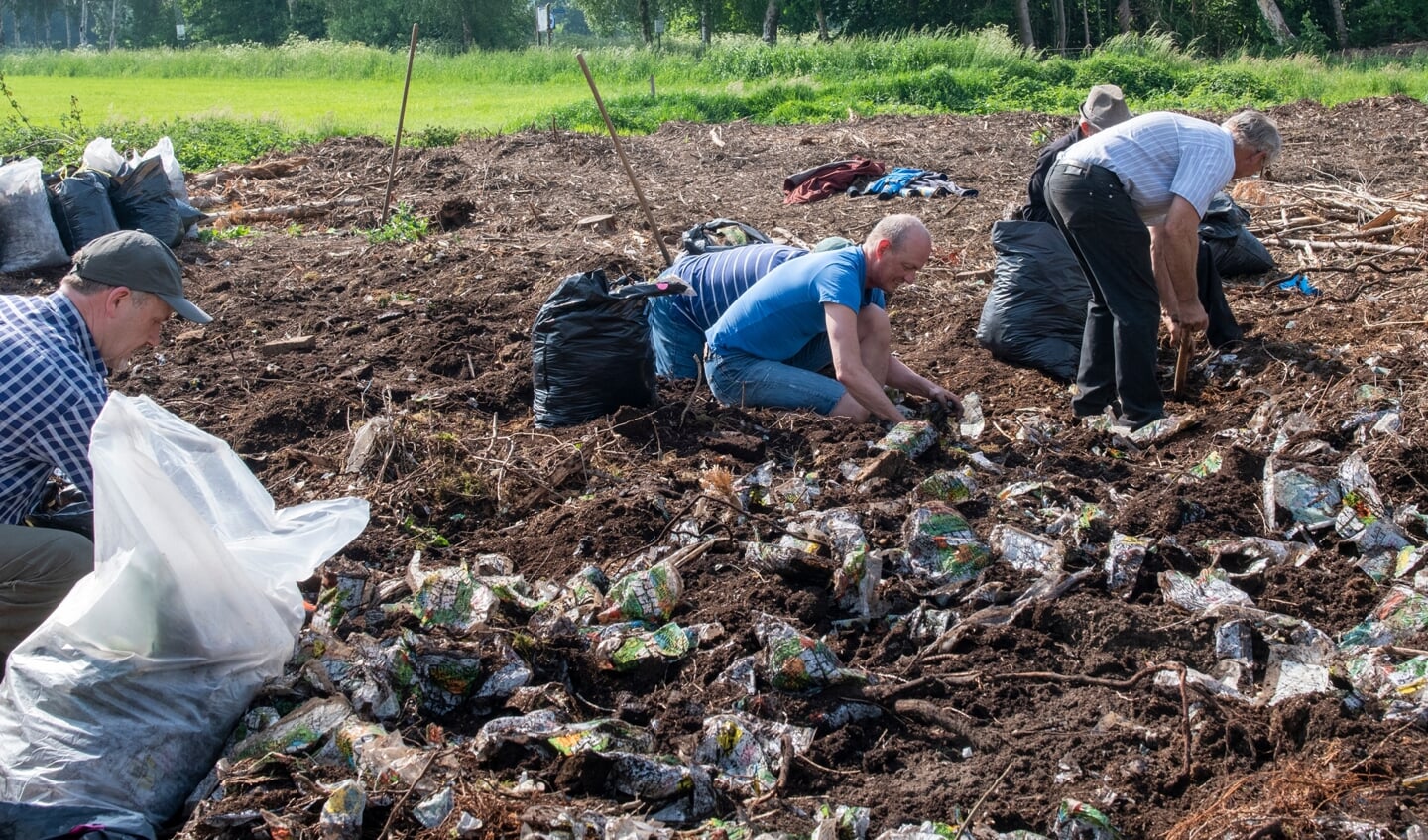 Bestuursleden van Het Roois Landschap rapen samen met vrijwilligers van de Wilgengroep, het IVN en een groep onder leiding van Eric Staals de plastic zakken bijeen.
