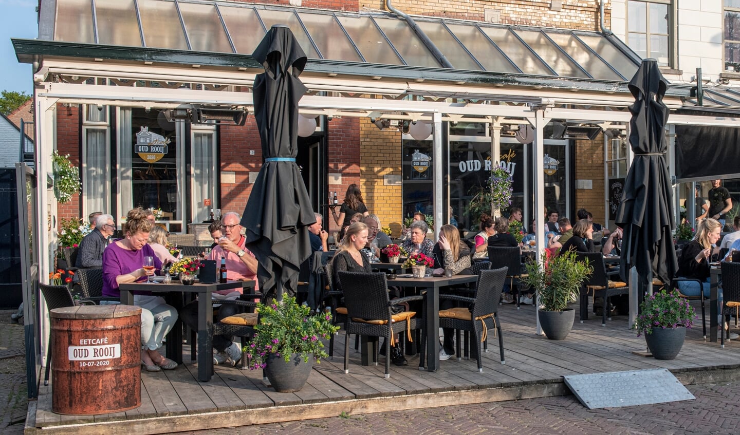 Op het terras van café Oud Rooij is het goed toeven.