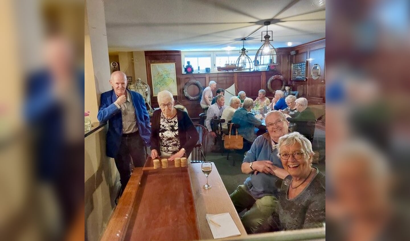 Vrijwilligers van Met je Hart doen samen met ouderen een leuke activiteit.