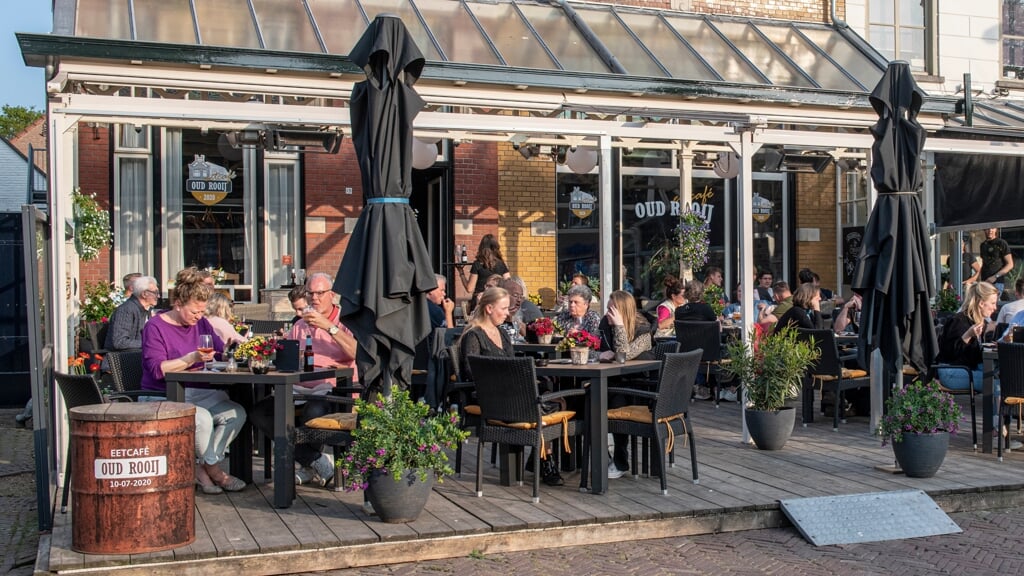 Op het terras van café Oud Rooij is het goed toeven.