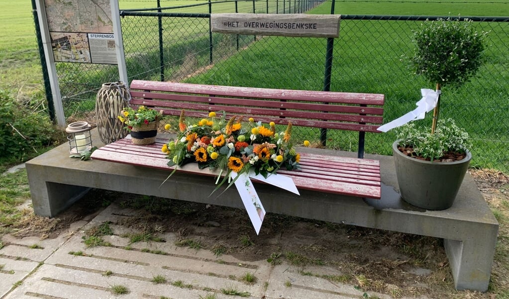 Voor Theo zijn bloemen gelegd op zijn geliefde bankje.