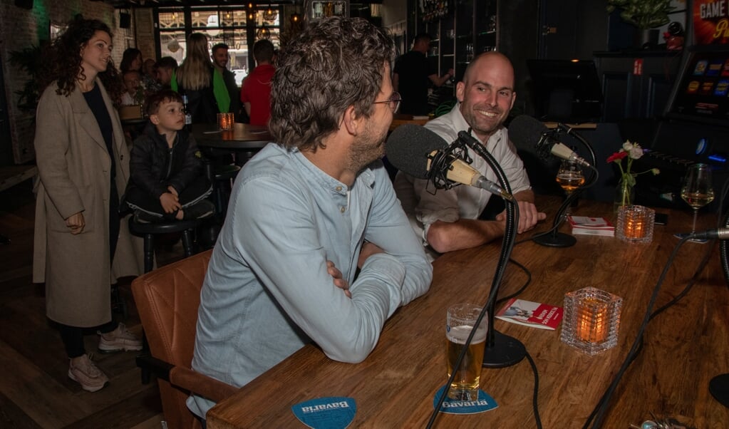De Bron podcast tijdens een eerdere opname in café Oud Rooij. Links Jeroen van de Sande, rechts Geert van der Heijden.