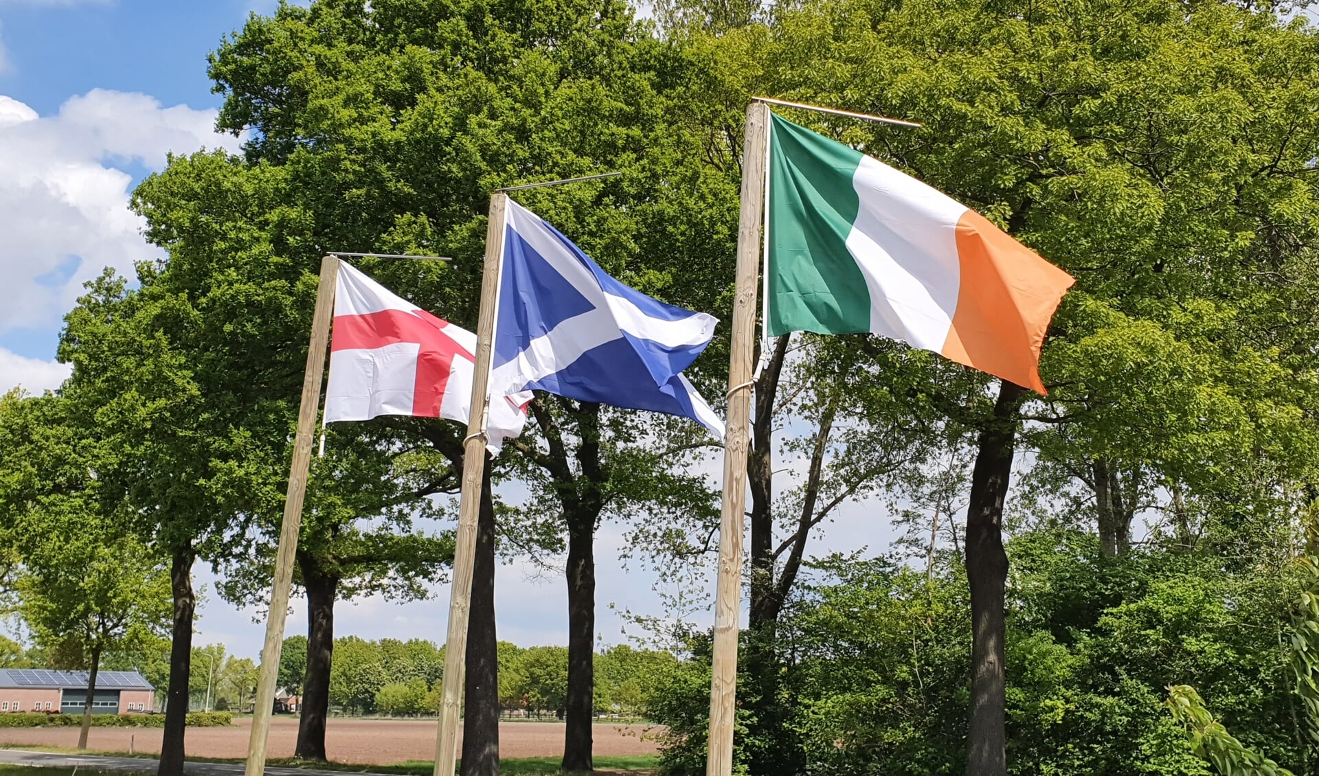 De Ierse vlag wappert fier.
