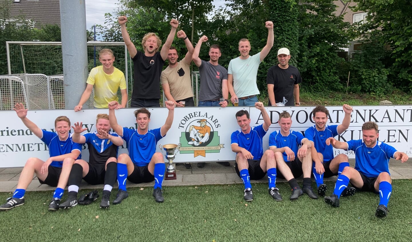 De Tobbelaars voor hun eigen reclamebord.