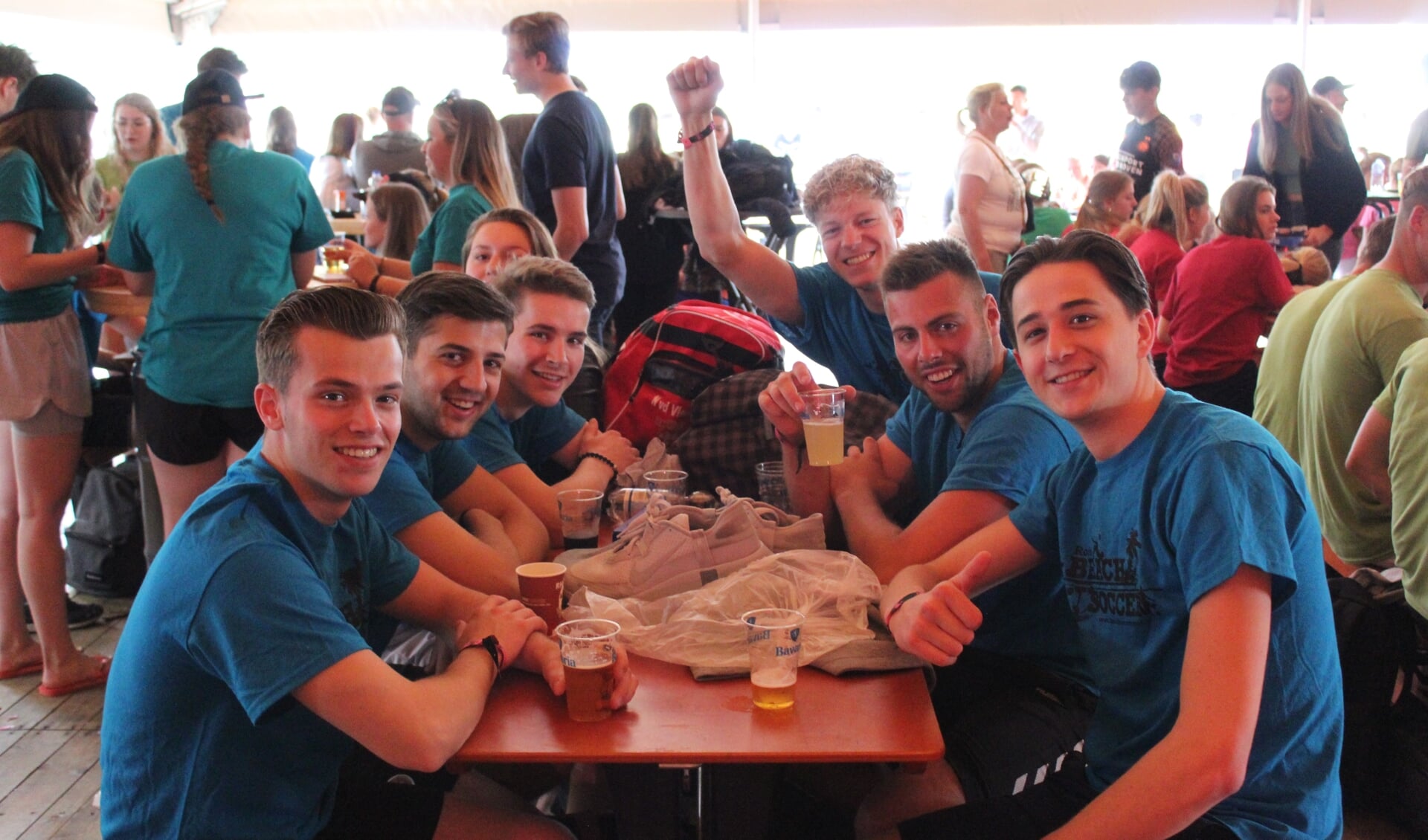 Het is altijd gezellig bij Beach Soccer.