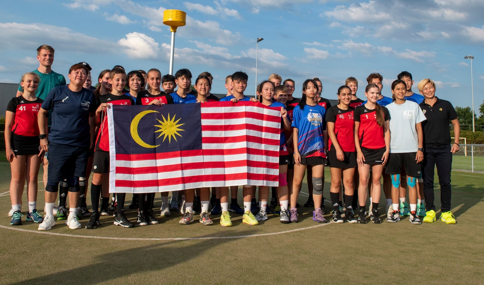 Met trots wordt de Maleisische vlag getoond. 