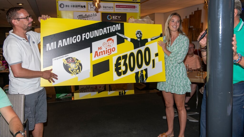 Amy Deelen ontving vorig jaar namens de stichting Mi Amigo een flinke cheque.