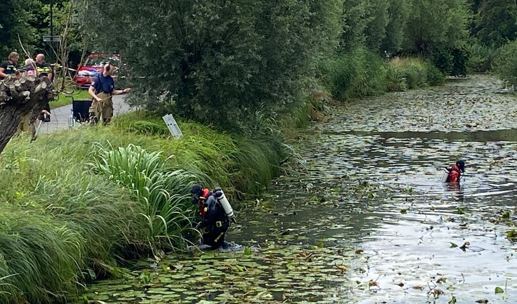 Duikers doorzoeken voor de zekerheid toch de Dommel.