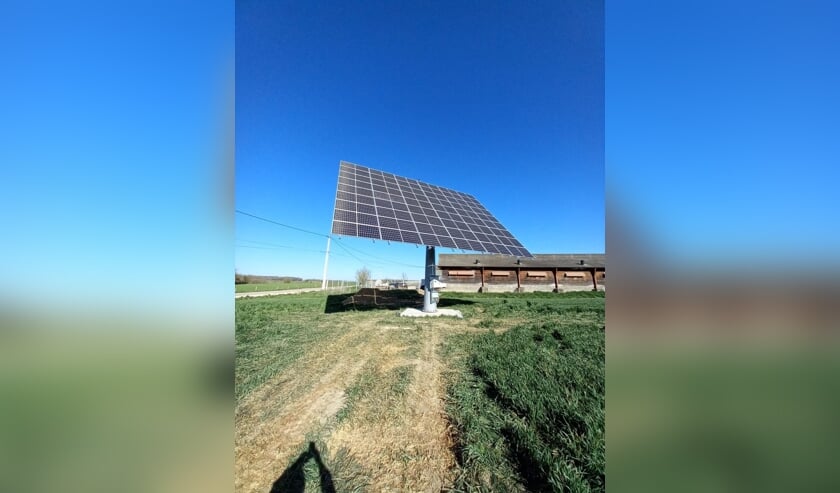 De zonnepanelen draaien mee met de zon.