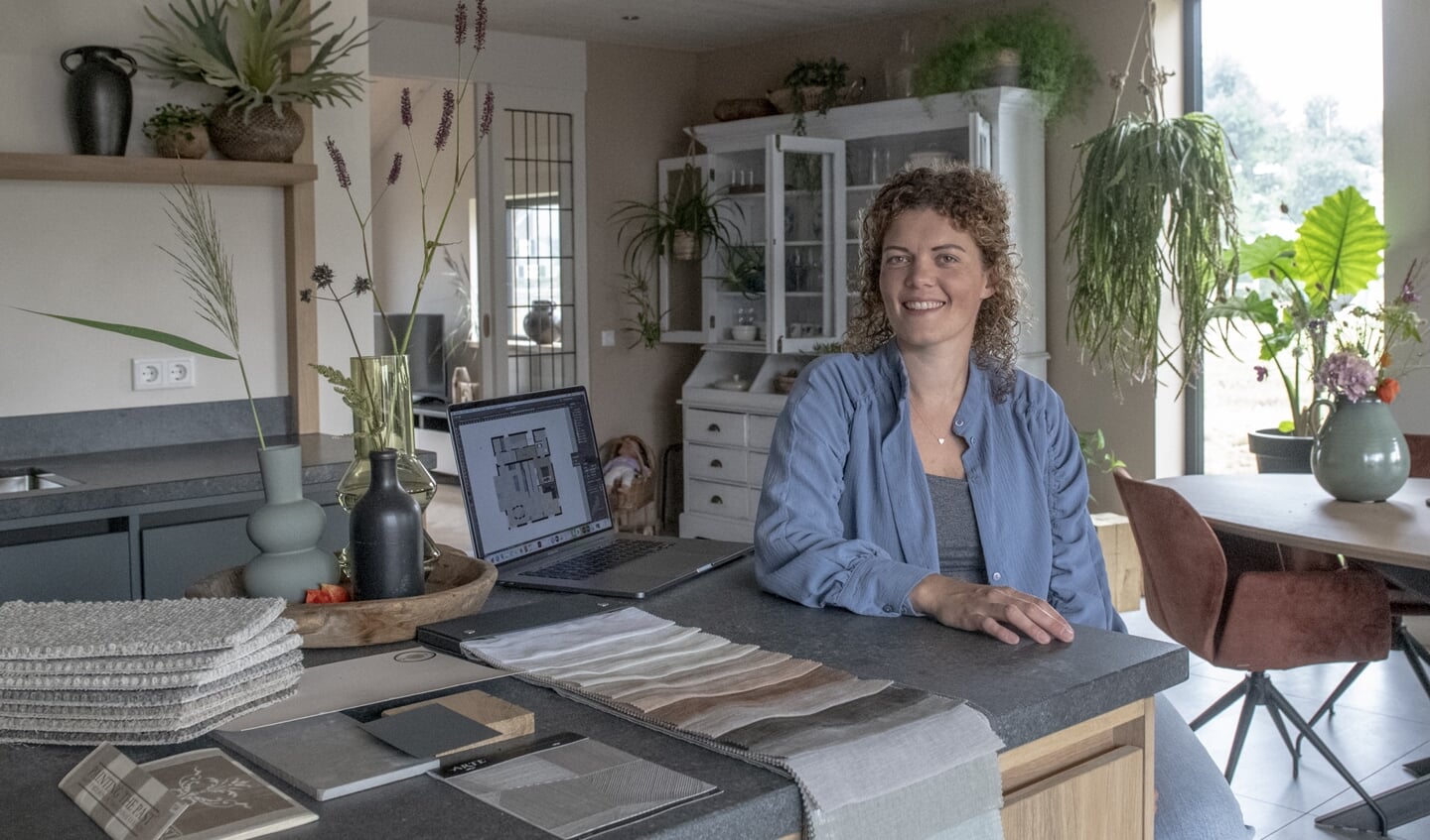 Kelly in de ingerichte ruimte van haar schoonouders