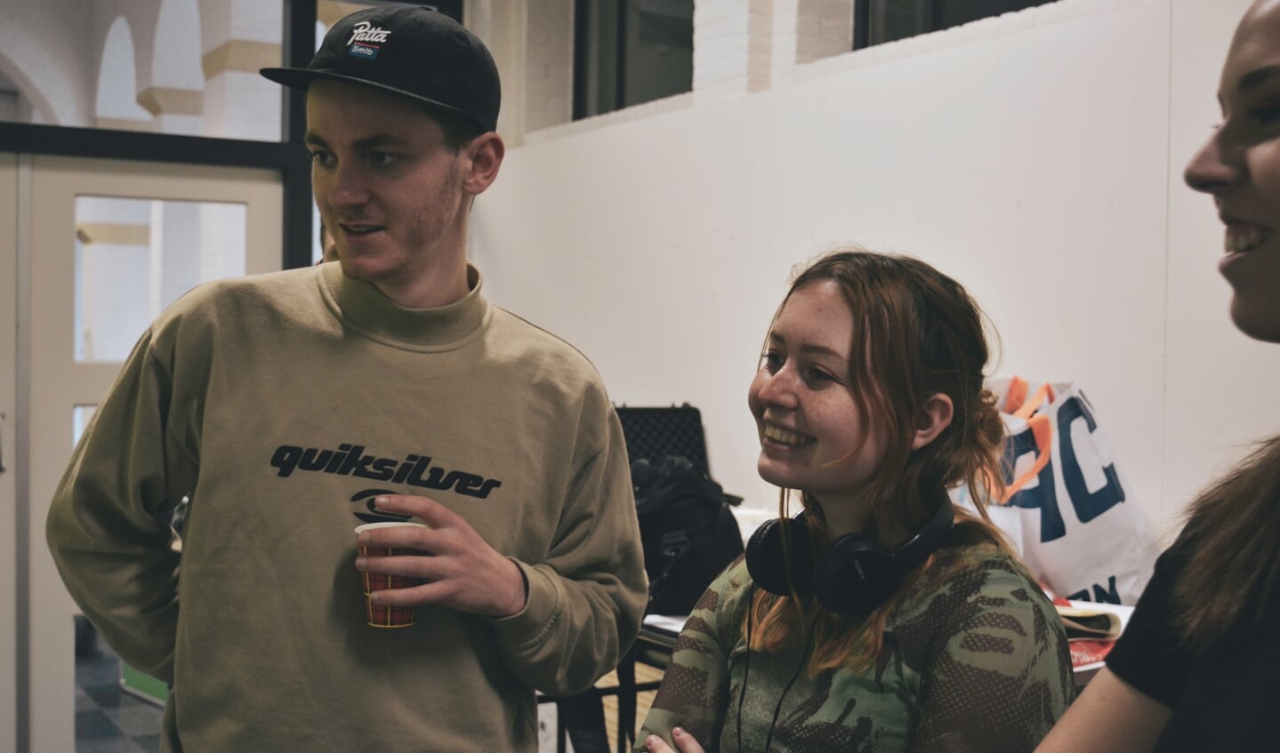 Nina (r) op de set.