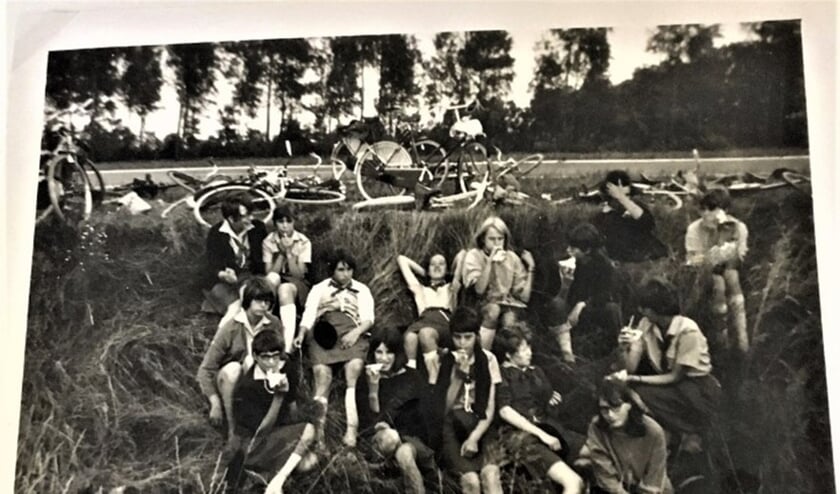 4. De gidsen rusten even uit op de terugweg van Zomerkamp.