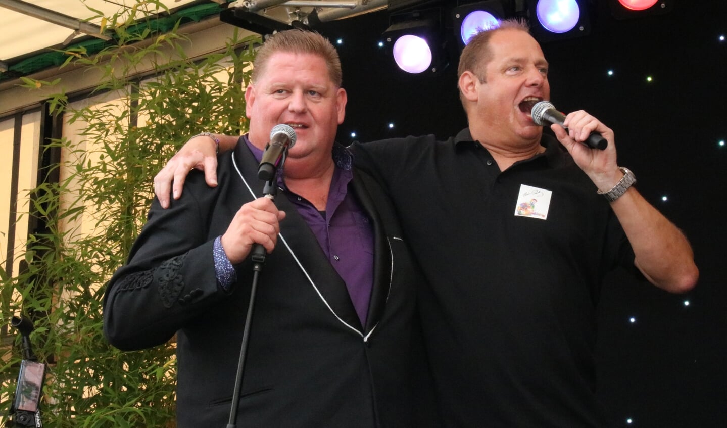 Bernie (r) aan het optreden met Mark.