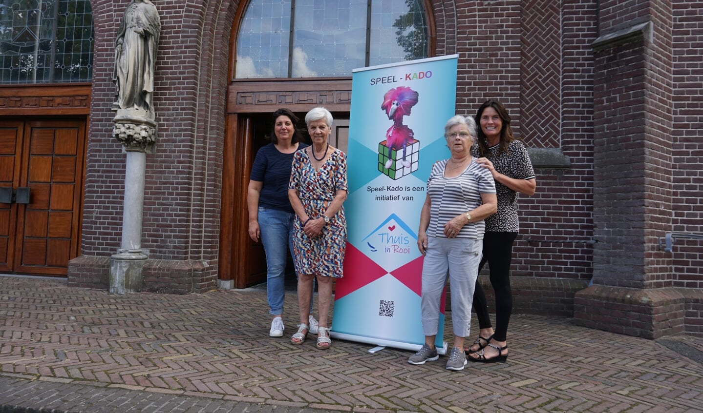 v.l.n.r.: ze zussen Pieternel (l) en Annemieke (r) met moeder Corry van der Vleuten (2e van links) en vrijwilligster Niky Gordijn.