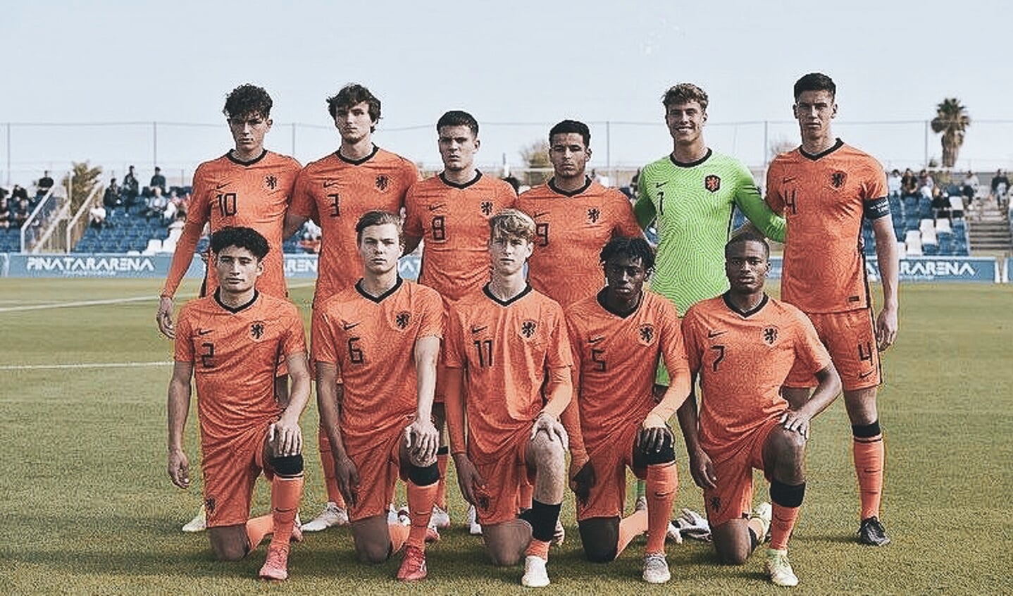 Sil, rechtsboven in het Nederlands Elftal onder 18 jaar.