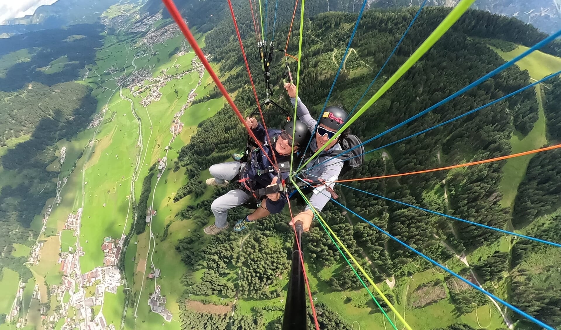 Paragliding vanaf een 1850 meter hoge berg.