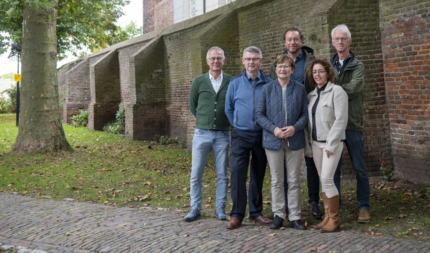 Peter en Joke de Koning met rechts Johanita van Doorn. Rob Jansen staat in het midden met links en rechts bestuursleden Ger van de Rijt en Johan Zwart.