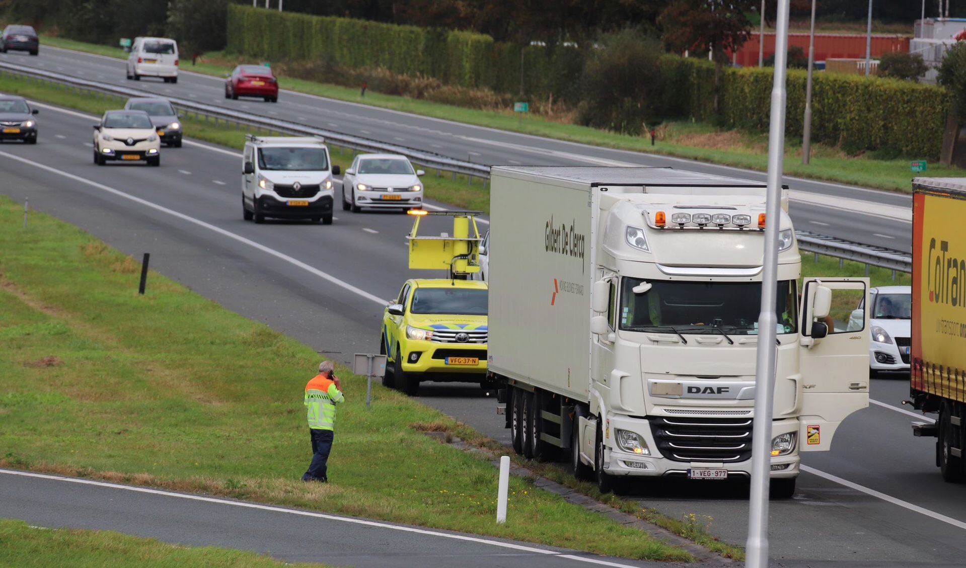 De vrachtwagen met stukken.